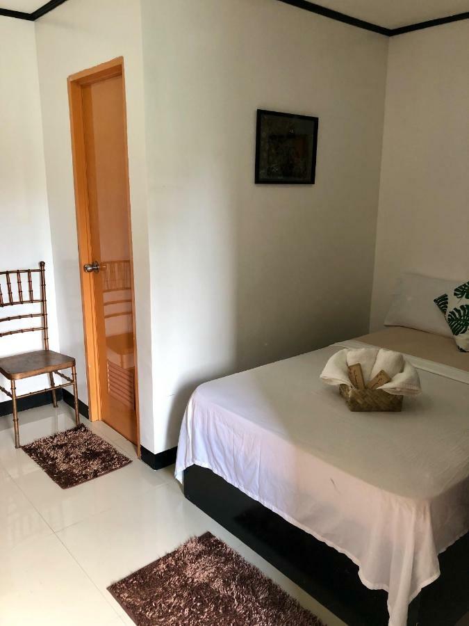 KENT Travellers' Inn Coron Extérieur photo